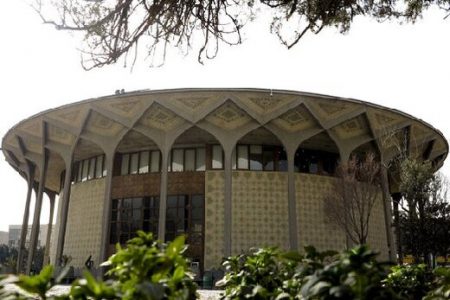 انتقاد رضا کیانیان از محمود احمدی‌نژاد و دیگران به‌خاطر ضربه زدن به تئاتر شهر