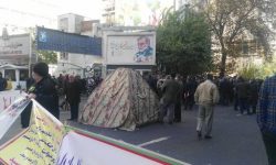 تجمع و «بستنشینی» جمعی از ایثارگران با چادر مسافرتی مقابل بنیاد شهید/ عکس