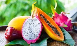 نرخ های نجومی میوه‌های وارداتی/دراگون قرمز دانه ای ١۵٠ هزار تومان