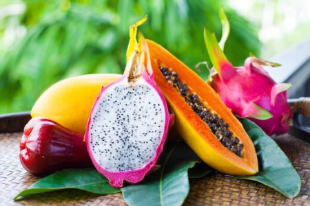 نرخ های نجومی میوه‌های وارداتی/دراگون قرمز دانه ای ١۵٠ هزار تومان