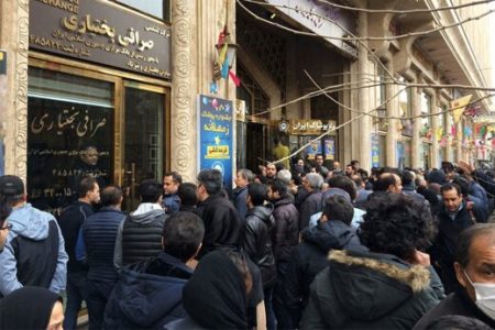 وعده سامانه به جای صف دریافت ارز / با تغییر نحوه ارائه ارز مسافرتی بازار ارز آرام می گیرد؟