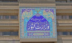 نوشتن شعار “مرگ بر امریکا” و “مرگ بر اسراییل” روی سنگ مزار ۲ شهید گمنام در محوطه وزارت کشور / عکس