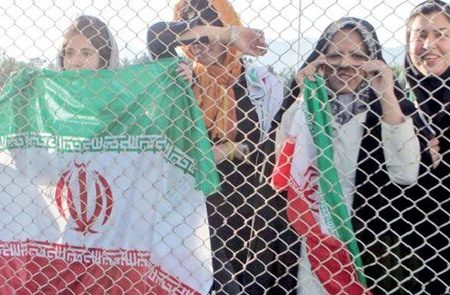 زنان پشت در بسته ورزشگاه مشهد | نماینده مجلس : در اولین فرصت سوال از وزیر ورزش را ثبت می‌کنم / اگر نمی توانید، بهتر است بروید