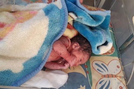 رها کردن یک نوزاد دختر مقابل شیرخوارگاه آمنه