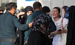 واکنش روزنامه اصولگرا به طرح مجلس برای برخورد با «بی‌حجابی» / «بدنامی» را به گمنامی ترجیح می‌دهند / از هر تریبونی برای عصبی کردن مردم استفاده می‌کنند
