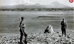 گفت‌وگوی سرباز ایرانی و سرباز ترکیه‌ای در نقطه‌ صفر مرزی؛ ۷۲ سال قبل/ عکس