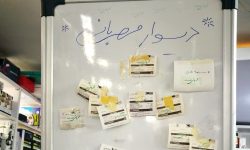 دیوار مهربانی در یک داروخانه که اشک هر مخاطبی را درمی‌آورد/ عکس