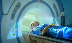 چرا نباید با فلز داخل دستگاه MRI رفت؟/ از این زن بپرسید