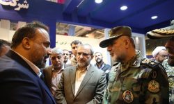 بازدید فرمانده نیروی زمینی ارتش و استاندار مرکزی از غرفه شرکت پتروشیمی شازند