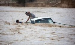 پرویز پرستویی، رسول خادم و سوخت برها بیش از دولت به سیل زدگان سیستان و بلوچستان کمک کردند