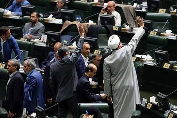 تعطیل کنید دفاتر نمایندگان مجلس در شهرستانها را/ کی گفته نماینده مجلس معادل وزیر است؟/مگر حقوق نماینده چقدر است که میلیاردها تومان خرج تبلیغ می کنند