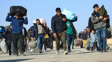 انتقاد روزنامه جمهوری اسلامی از افرادی که با تفسیر غلط قرآن، حضور بدون مجوز افغانها را در ایران توجیه می کنند