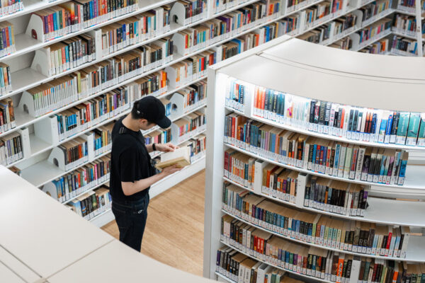 سنگاپور برای کتابخواندن پول میدهد؛ آیا مشوق مالی میتواند مردم را به مطالعه برگرداند؟